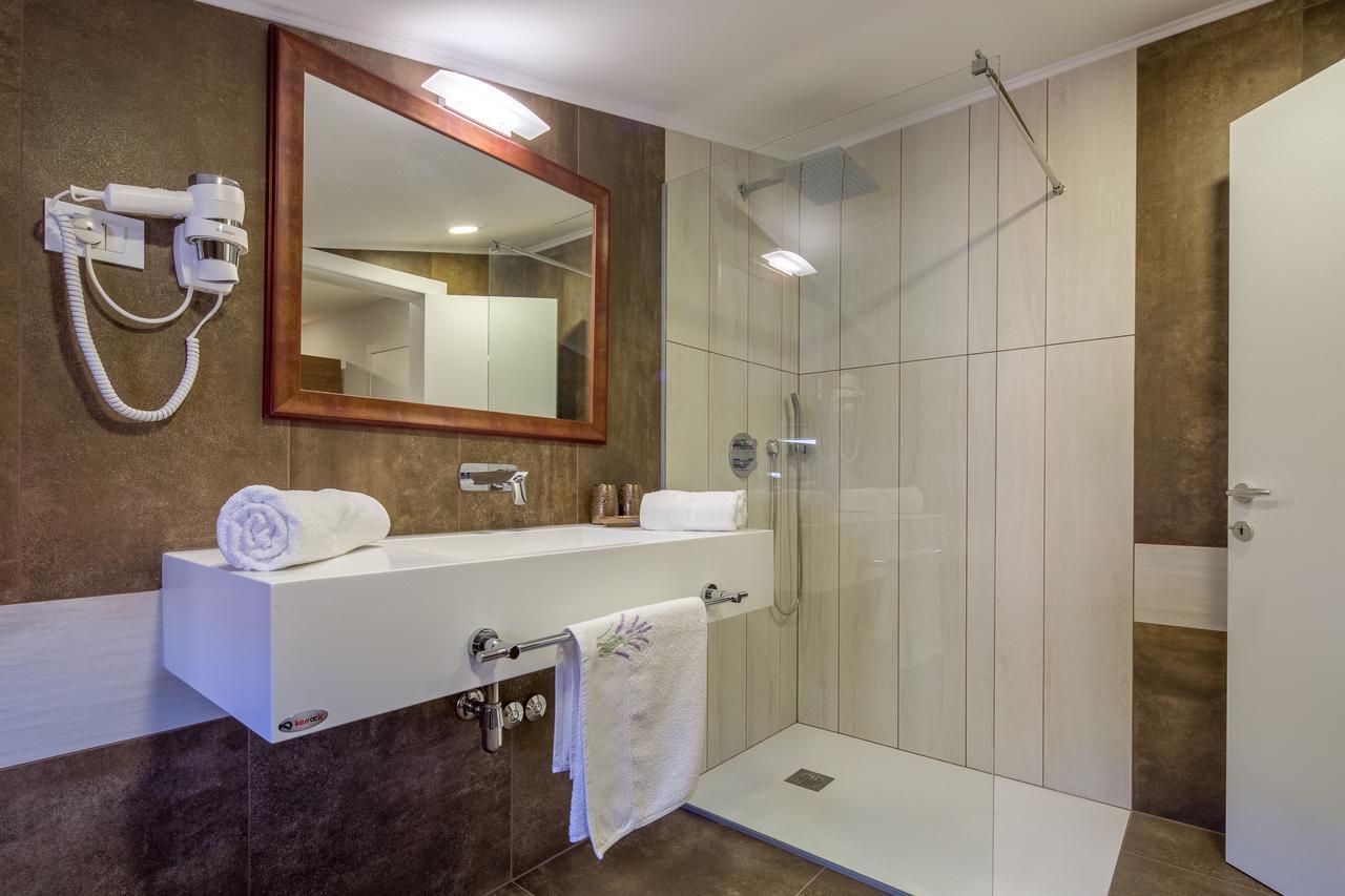 אומיס Villa Mandalinic מראה חיצוני תמונה